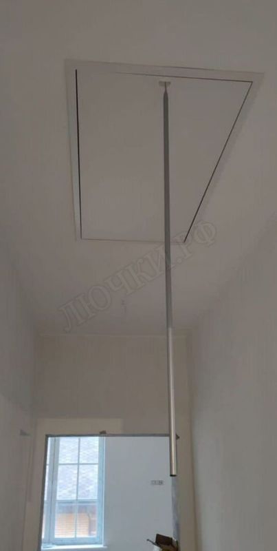 Монтаж чердачной лестницы в заранее подготовленный проем Монтаж чердачной лестницы в заранее подготовленный проем