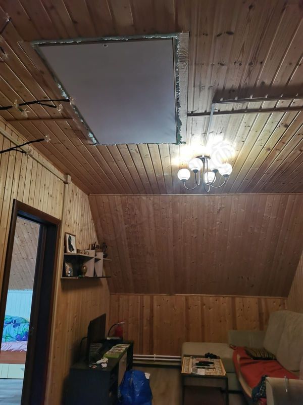 Монтаж чердачной лестницы в заранее подготовленный проем Монтаж чердачной лестницы в заранее подготовленный проем