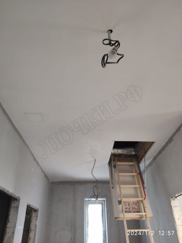 Монтаж чердачной лестницы в заранее подготовленный проем Монтаж чердачной лестницы в заранее подготовленный проем