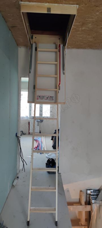 Монтаж чердачной лестницы в заранее подготовленный проем Монтаж чердачной лестницы в заранее подготовленный проем