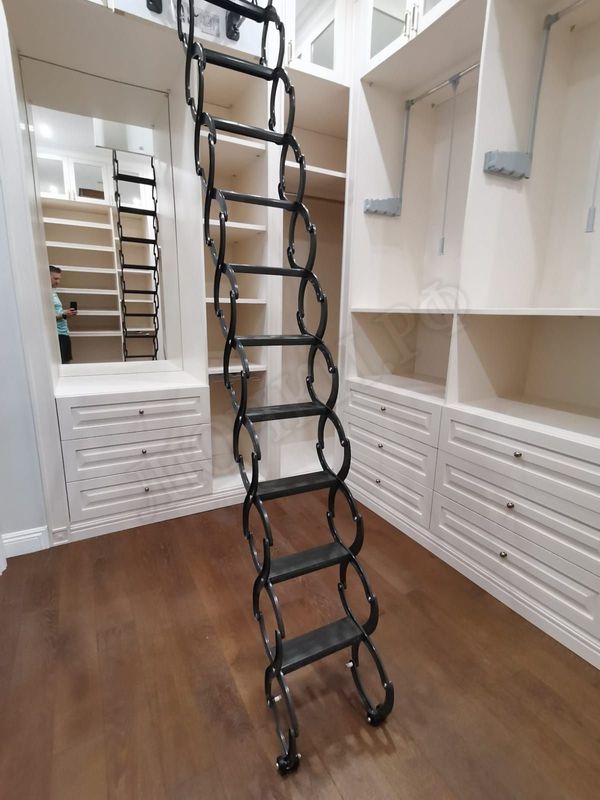 Монтаж чердачной лестницы в заранее подготовленный проем Монтаж чердачной лестницы в заранее подготовленный проем