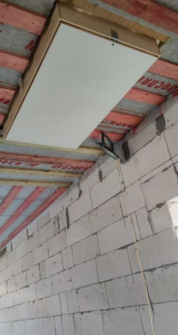 Монтаж чердачной лестницы в заранее подготовленный проем Монтаж чердачной лестницы в заранее подготовленный проем